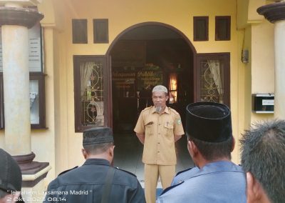 KASI PEMERINTAHAN DESA SEPAHAT PIMPIN ACARA BRIEFING PAGI SENIN DI HALAMAN KANTOR DESA SEPAHAT