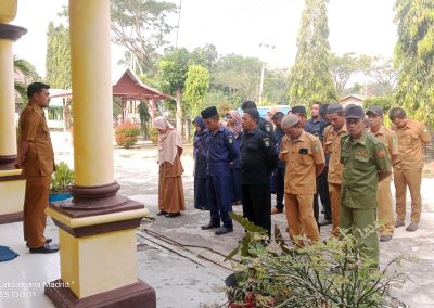 PEMDES SEPAHAT GELAR APEL RUTIN SENIN PAGI DI HALAMAN DEPAN  KANTOR DESA SEPAHAT