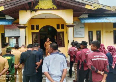 RUTINITAS BRIEFING SENIN PAGI PEMERINTAH DESA SEPAHAT DI PIMPIN OLEH SEKDES DESA SEPAHAT