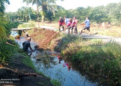 Pemdes Sepahat Melaksanakan Pembersihan Tali Air Bersama Masyarakat