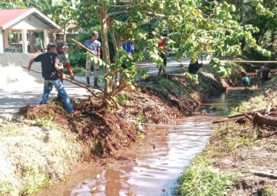 Pemdes Sepahat Melaksanakan Pembersihan Tali Air Bersama Masyarakat