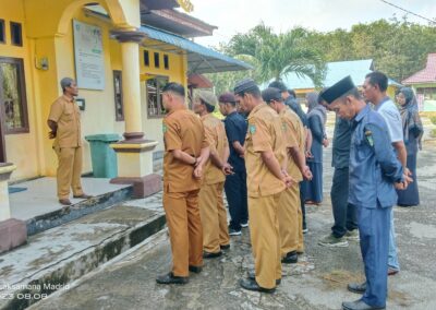 Briefing Pagi Senin dipimpin Kasi Kesra Desa Sepahat