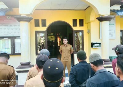 Briefing Pagi Senin dipimpin oleh Kaur umum Desa Sepahat Taufik, S. Pd