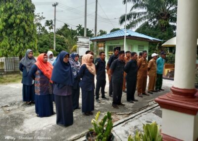 HARI PERTAMA MASUK KERJA, PJ KADES SEPAHAT TINJAU LANGSUNG KEGIATAN DI KANTOR DESA